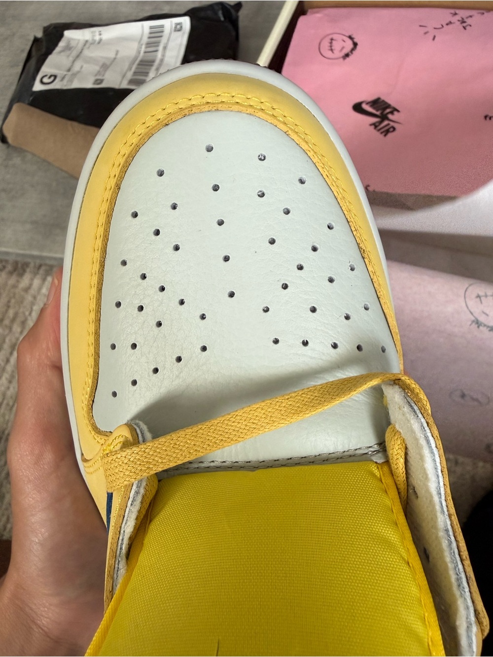 Jordan 1 Low Travis Scott Canary - Picture 9 of 10